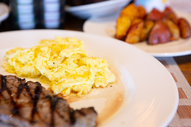 eggs with steak
