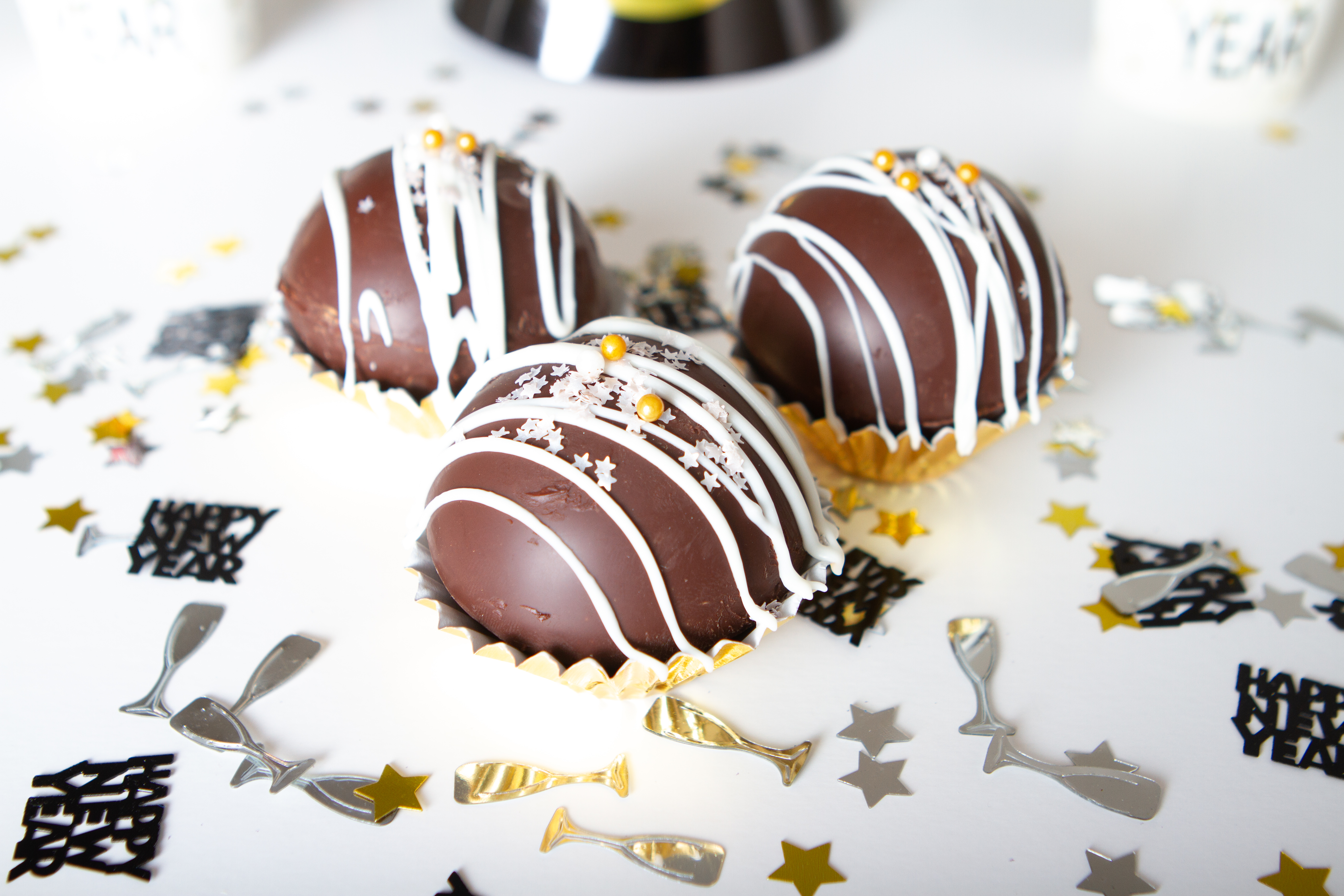 DIY Hot Cocoa Bombs for New Year’s Eve {+Printables)